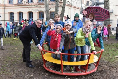 Körner-Grundschüler testen neue Spielgeräte - Die Stadt Freiberg invesitierte in die neuen Spielgeräte auf dem Schulhof der Körner-Grundschule 8000 Euro.