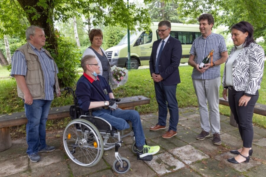 Körperbehinderten-Verein erhält Spende für Fahrzeug - 