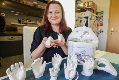 Körperteile in Gips: Bei Sexspielzeug gelten besondere Bedingungen - Daniela Burger aus Schönberg hat von den Händen ihrer Kinder viele Abformungen hergestellt.
