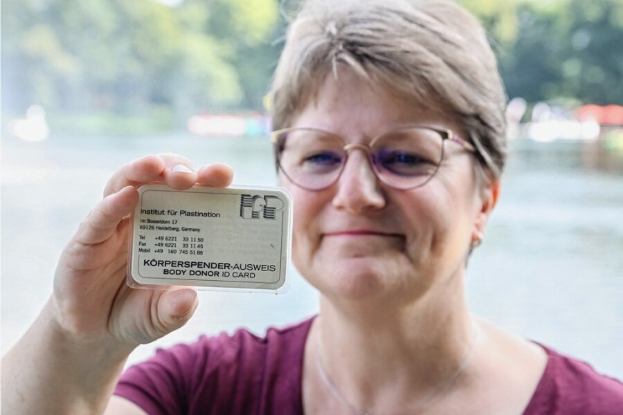 Körperwelten: Darum will sich diese Chemnitzerin nach ihrem Tod ausstellen lassen - Grit Albrecht mit ihrem Körperspendenausweis, den sie schon seit 20 Jahren bei sich trägt. 
