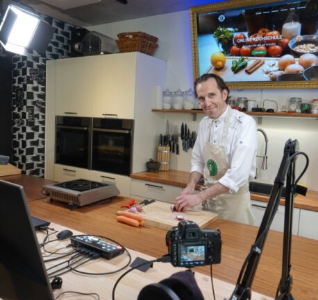 Köstliches Essen via Internet: Zwickauer Koch geht online - Dank moderner Technik kommt Matthias Werler zu seinen Kochschülern ins Haus. Die Online-Schule soll jetzt regelmäßig stattfinden. 