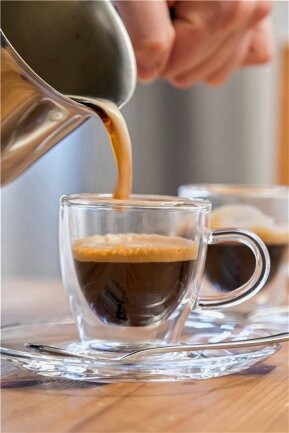 Koffein - der beste Freund des Einzelhändlers - Tässchen gefällig? Kaffee ist nicht nur ein Muntermacher, sondern fördert auch die Spontaneität - etwa beim Einkaufen.  