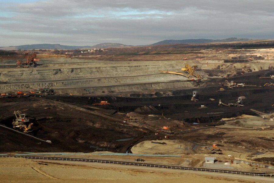 Gigantisch wirken die Ausmaße des Braunkohle-Tagebaus Jirí im Falkenauer Revier. Das durchschnittlich 40 Meter mächtige Kohleflöz wird in mehreren Terrassen abgebaut. Die Deckschicht aus Tonstein ist rund 180 Meter dick. 2030 soll Schluss sein. 