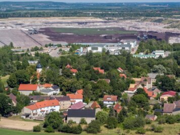            Blick auf das Dorf Pödelwitz, das an den Tagebau Vereinigtes Schleenhain grenzt.