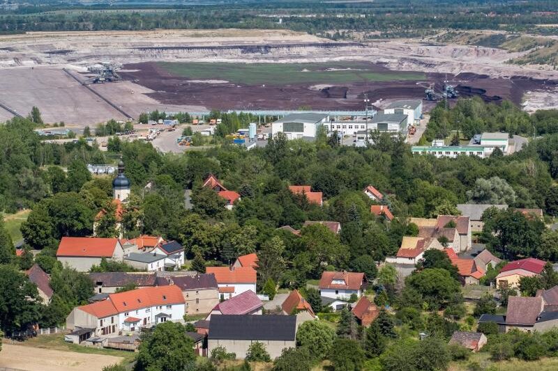            Blick auf das Dorf Pödelwitz, das an den Tagebau Vereinigtes Schleenhain grenzt.