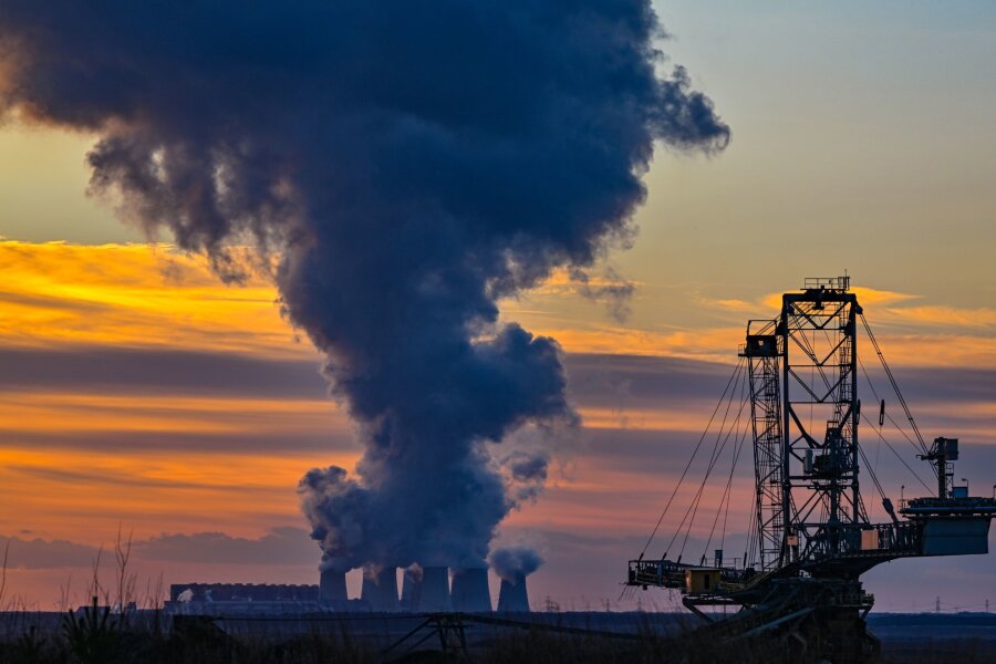Kohleausstieg: Milliarden-Entschädigung für Leag - Wasserdampf steigt aus den Kühltürmen des Braunkohlekraftwerks Jänschwalde der Lausitz Energie Bergbau AG (LEAG) auf.