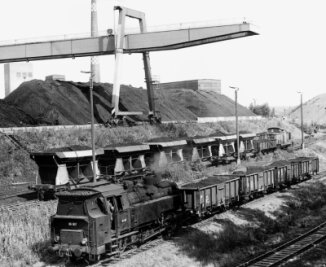 Kohleförderung: Höhepunkt 1971 erreicht - Der Martin-Hoop-Schacht IV/IV a besaß einen modernen Güterbahnhof. Hinter dem Portalkran erkennt man die Schächte IV a und IV, das Kraftwerk und die Wäsche. 