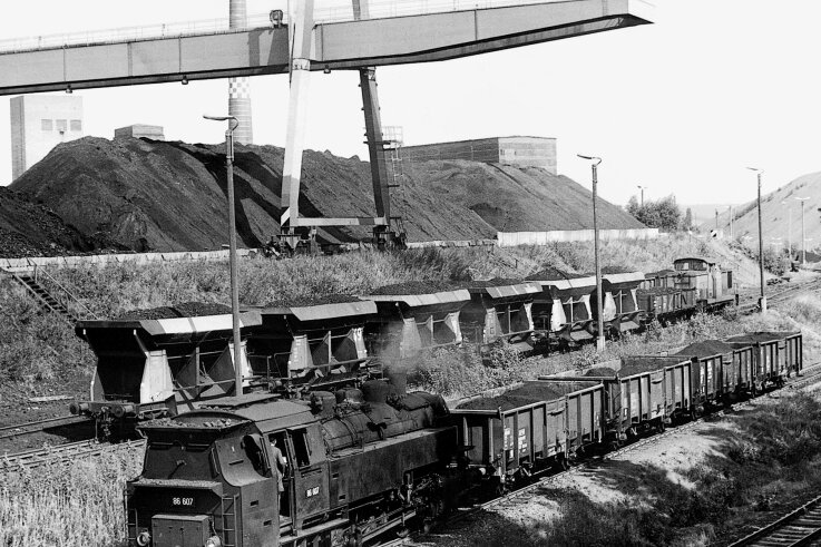 Kohleförderung: Höhepunkt 1971 erreicht - Der Martin-Hoop-Schacht IV/IV a besaß einen modernen Güterbahnhof. Hinter dem Portalkran erkennt man die Schächte IV a und IV, das Kraftwerk und die Wäsche. 