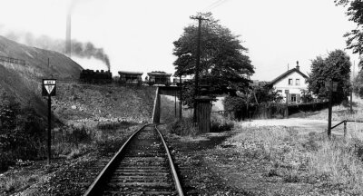 Kohleförderung: Höhepunkt 1971 erreicht - Das Gleis zum Karl-Marx-Schacht I kreuzte ursprünglich an einem schrankengesicherten Bahnübergang niveaugleich die Pöhlauer Straße (rechts). 
