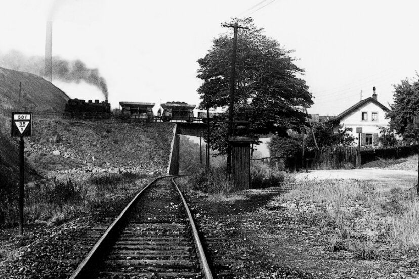 Kohleförderung: Höhepunkt 1971 erreicht - Das Gleis zum Karl-Marx-Schacht I kreuzte ursprünglich an einem schrankengesicherten Bahnübergang niveaugleich die Pöhlauer Straße (rechts). 