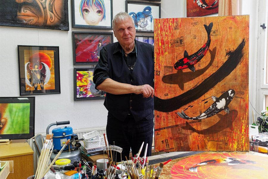 Koimaler öffnet in Auerbach sein Atelier - Uwe Reinert mit einem seiner Koibilder.