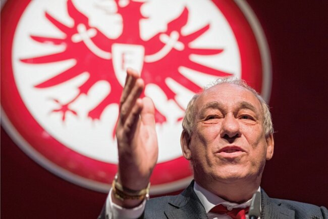 Kokain-Ermittlungen gegen Eintracht-Präsidenten - Peter Fischer vor dem Vereinswappen. Nun ist seine Wohnung durchsucht worden. 