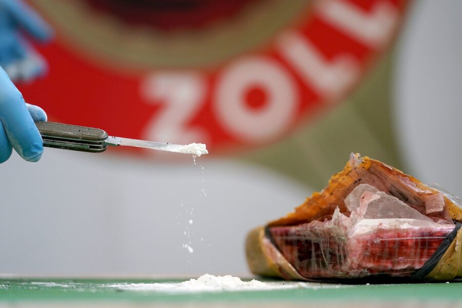 Kokain im Wert von sechs Millionen Euro entdeckt - Sichergestelltes Kokain bei einem Pressetermin des Zolls Hamburg.