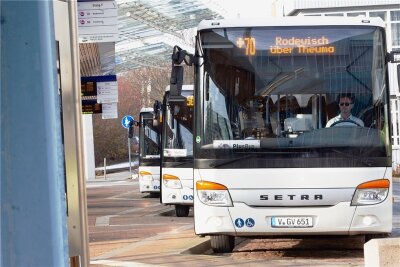 Kollaps abgewendet: Busse rollen auch nach dem 1. April im Vogtland -  Das per 1. April drohende Aus für den Bus- und Schulbusverkehr im Vogtlandkreis ist abgewendet worden