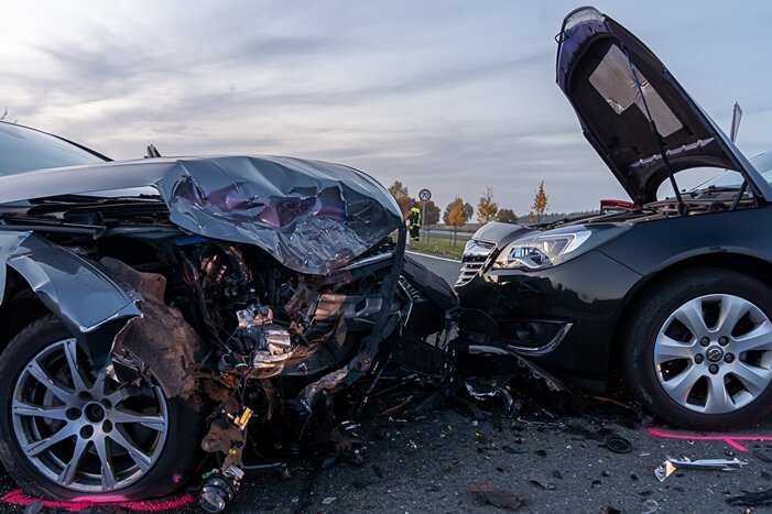 Kollision auf S 299 - eine Verletzte, drei demolierte Autos - 