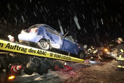 Kollision bei Schneetreiben: Fahrerin schwer verletzt - 