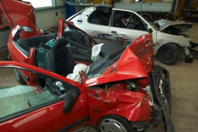Kollision in Reichenbach: Drei Menschen in Lebensgefahr - 
              <p class="artikelinhalt">Der Renault Clio (vorn) und der Peugeot der Unfallverursacherin sind zerstört. Alle Insassen erlitten schwere Verletzungen. </p>
            