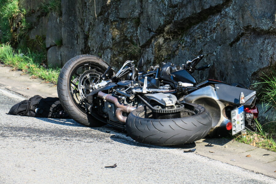 Kollision mit Auto und Anhänger - Motorradfahrer schwer verletzt - Der 51-jährige Motorradfahrer wurde bei dem Unfall schwer verletzt.