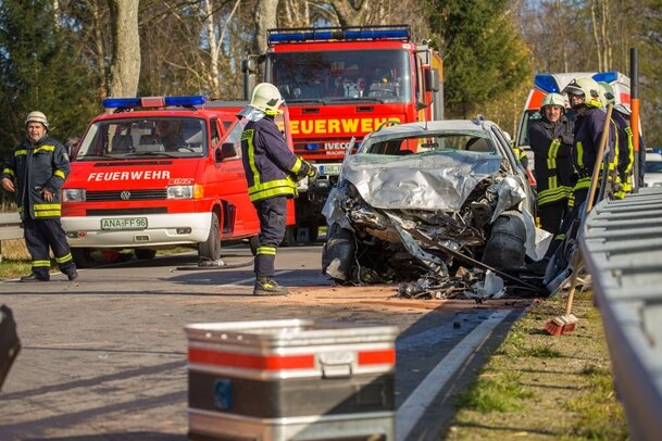 Kollision mit Krankenwagen: Ford-Fahrer stirbt bei tragischem Verkehrsunfall - 