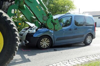 Kollision mit Traktor: Mutter und Kind schwer verletzt - 