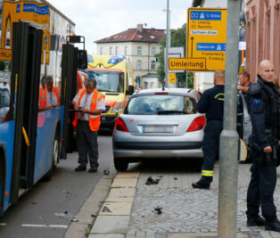 Kollision zwischen Peugeot und Bus - zwei Verletzte - 