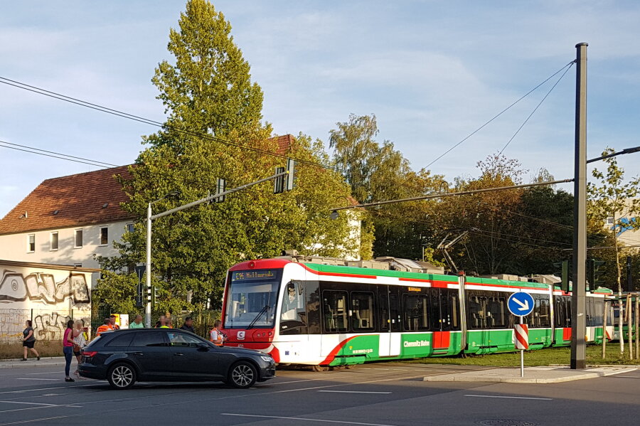 Kollision zwischen Straßenbahn und Audi - 