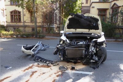 Kolpingstraße: Vier Verletzte bei Unfall in Zwickau - An diesem Citroen und einem Skoda entstand Totalschaden. 