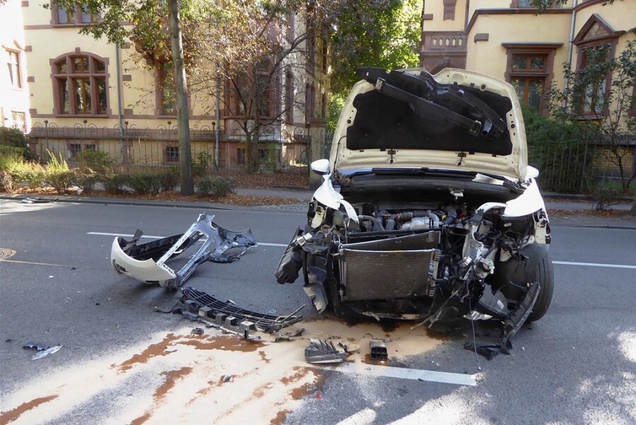 Kolpingstraße: Vier Verletzte bei Unfall in Zwickau - An diesem Citroen und einem Skoda entstand Totalschaden. 