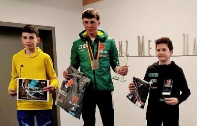 Kombinierer glänzen im Schülercup - Nick Seidel vom VSC Klingenthal (Mitte) gewann in der Gesamtwertung vor seinem Vereinskameraden Fritz Ungethüm (links). 