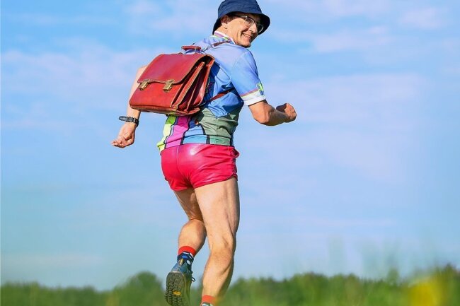 Das Auge läuft mit: Wigald Boning in einem seiner farbenfrohen Marathon-Outfits. 