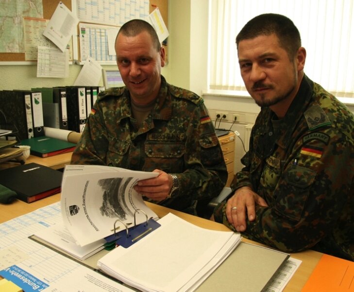 
              <p class="artikelinhalt">Major Markus Hirschmann (links) bereitet seinen Nachfolger Major Michael Otto Scherner auf den Dienst als stellvertretenden Bataillonskommandeur bei den Marienberger Jägern vor.</p>
            