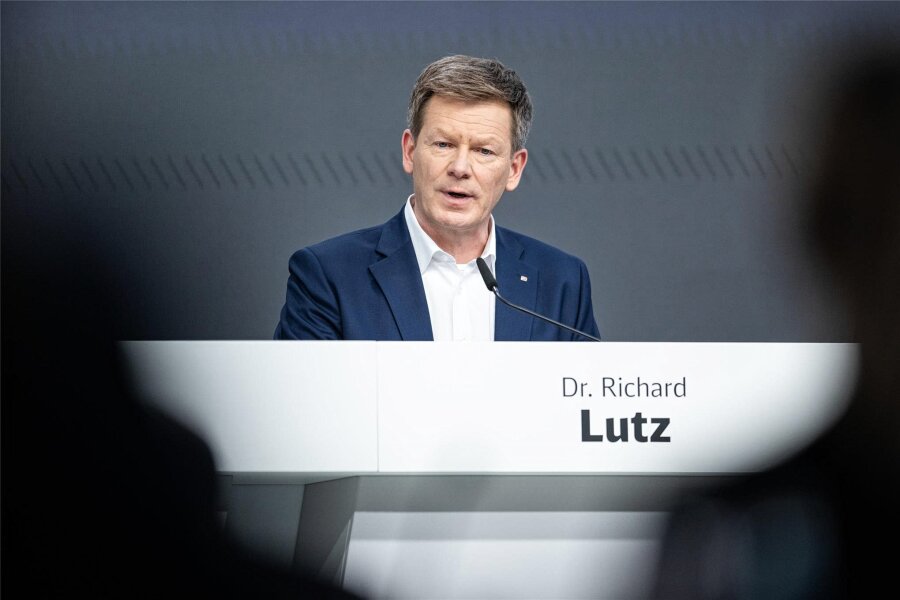 Kommentar: Das deutsche Bahn-Desaster - Bahn-Vorstandschef Richard Lutz stellte am Donnerstag die Bilanz des Konzerns für 2023 vor.