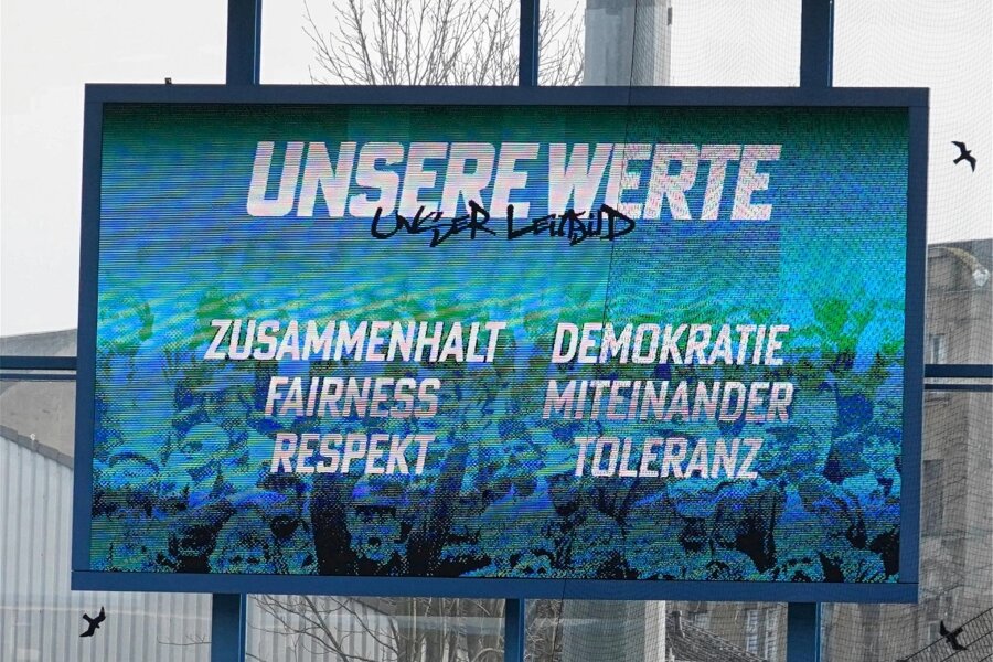 Kommentar: Der CFC verrät im Eklat um ein diskriminierendes Banner seine Werte - Auf der Anzeigetafel wirbt der Chemnitzer FC für Werte, für die er stehe. Wenn es - wie jetzt - darum geht, für diese Werte auch einzustehen, knickt der Verein ein, findet Sportchef Christoph Benesch.