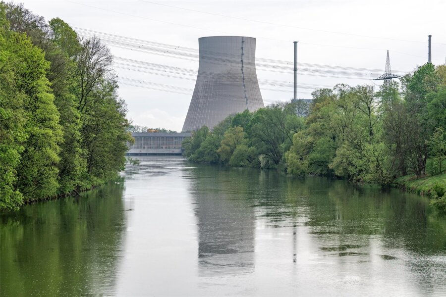 Kommentar: Dieser Skandal ist keiner - Der Kühlturm des stillgelegten Kernkraftwerks Isar 2. Vor gut einem Jahr endete die Ära der Kernkraft in Deutschland. Doch sie wirkt noch lange nach.
