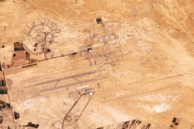 Kommentar: Eskalation verhindert? - Das Satellitenbild zeigt den zivilen Flughafen und militärischen Luftwaffenstützpunkt im iranischen Isfahan. Die Stadt war Ziel eines israelischen Angriffs mit kleinen Drohnen.