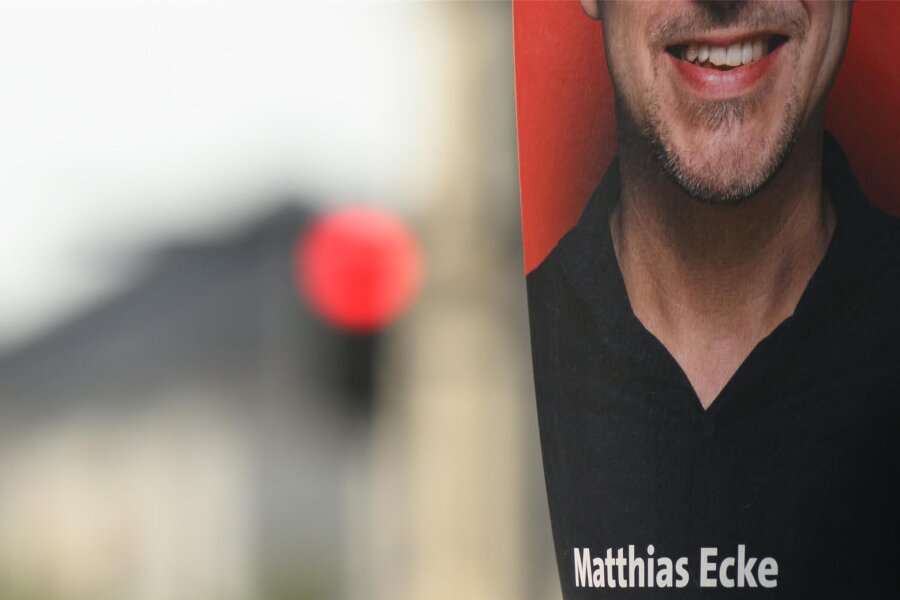 Kommentar: Extra-Schutz für Politiker? - Ein Plakat des am Freitagabend überfallenen SPD-Europaabgeordneten Matthias Ecke.