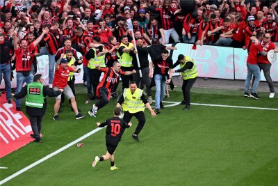 Kommentar: Gratulation zur Deutschen Meisterschaft, Bayer Leverkusen! - Bereits nach dem 4:0 durch Florian Wirtz stürmten Bayer-Fans auf den Platz.