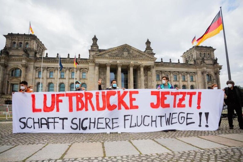            Demonstration für eine Luftbrücke aus Afghanistan vor dem Reichstagsgebäude in Berlin am Dienstag.