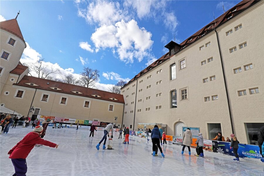 Kommentar: Lauter Eisbahnen und kein Winter - Trotz zu hoher Temperaturen und vielen Regens war die Eisbahn im Freiberger Schlosshof ein Anziehungspunkt.