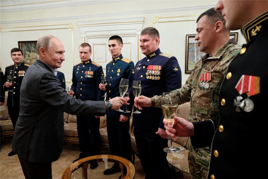 Kommentar: Putins Atombomben-Geraune verschärft ängstliche Realitätsverweigerung - Russlands Präsident Wladimir Putin (l.) beim Zusammentreffen mit Soldaten in der staatlichen Residenz Nowo-Ogarjowo außerhalb von Moskau.