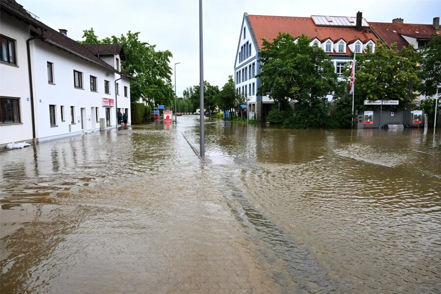 Kommentar über Pflichtversicherung bei Elementarschäden: Längst überfällig - In Altershausen in Bayern  steht das Wasser nach starken Regenfällen in Straßen und Häusern. Doch viele Menschen haben keine Versicherung gegen Elementarschäden.