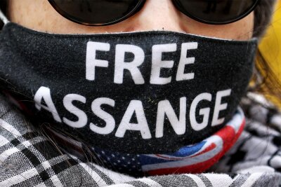 Kommentar: Urteil im Fall Julian Assange: Freilassung, jetzt! - Ein Unterstützer des Wikileaks-Gründers Julian Assange nimmt an einer Protestkundgebung  vor dem High Court in London teil.