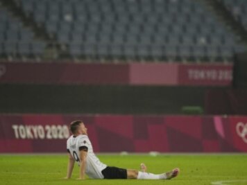 Kommentar: Warum das Olympia-Aus ein Armutszeugnis für den deutschen Fußball ist - Cedric Teuchert sitzt nach dem Ausscheiden enttäuscht auf dem Rasen.