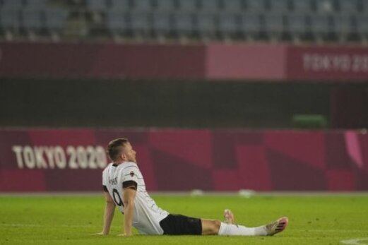 Kommentar: Warum das Olympia-Aus ein Armutszeugnis für den deutschen Fußball ist - Cedric Teuchert sitzt nach dem Ausscheiden enttäuscht auf dem Rasen.