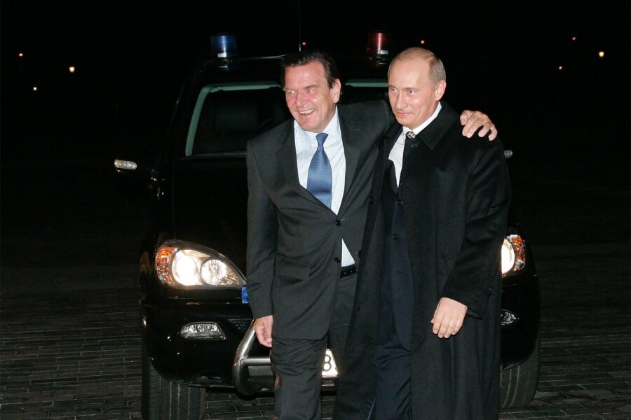 Kommentar: Warum Karenzzeiten für Sachsens Ex-Politiker überfällig sind - Der damalige Kanzler Gerhard Schröder (SPD) und Russlands Präsident Wladimir Putin 2005.