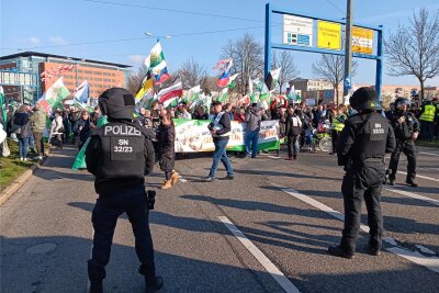 Kommentar zu Demos in Chemnitz: Fragen an die Polizei - Am Falkeplatz wurde die rechte Demo für wenige Minuten gestoppt, weil sie zu laut sei.