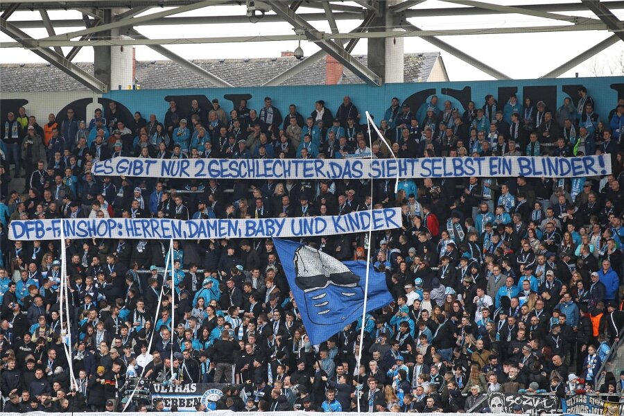 Kommentar zu den fragwürdigen Bannern beim CFC-Spiel: Fußball gehört nicht allen Fans? - Fußballfans Chemnitzer FC zeigten ein menschenverachtendes Plakat.