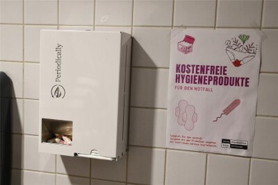 Kommentar zu Gratis-Binden und Tampons an Zwickauer Schulen: Richtig gehandelt, aber falsch gemacht - Manche Schulen wie beispielsweise hier das Gymnasium in Flöha haben Spender in den Toiletten aufgehängt.