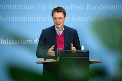 Kommentar zu Lauterbachs Rolle rückwärts bei der Quarantänepflicht: Der Talkshow-Minister - Bundesgesundheitsminister Karl Lauterbach (SPD) äußert sich bei einer Pressekonferenz zur aktuellen Corona-Lage.