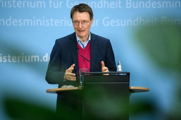 Bundesgesundheitsminister Karl Lauterbach (SPD) äußert sich bei einer Pressekonferenz zur aktuellen Corona-Lage.